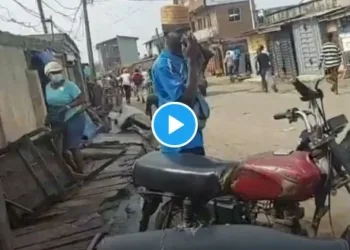 Police Chases Lagos #BuhariMustGo Protesters With Sporadic Gunshot