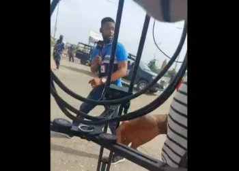 Lagos Police Officer Threatens To Open Fire On Journalist