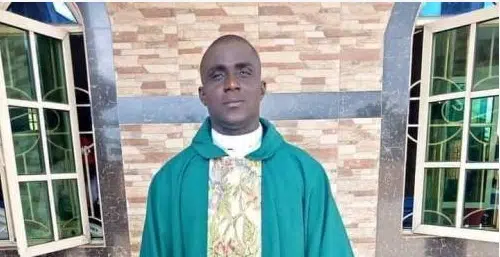 BREAKING: Popular Nigerian Pastor Slumps, Dies While Preaching On Altar [Photo]