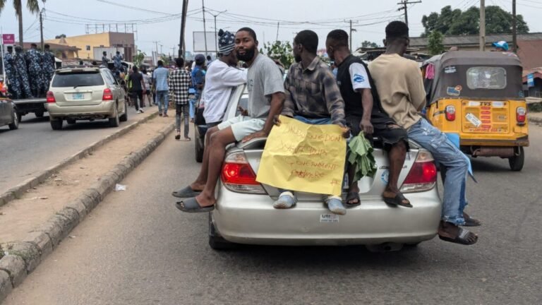 Placard Calling for Tinubu’s resignation taken at Ibadan. Photo Credit: Timileyin Akinmoyeje/FIJ