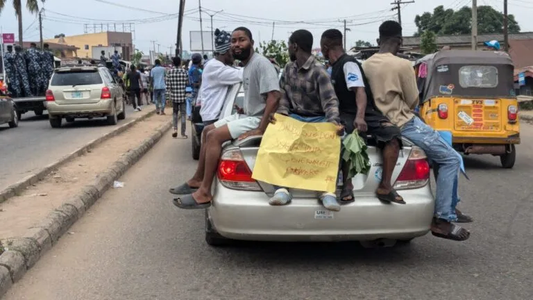 Placard Calling for Tinubu’s resignation taken at Ibadan. Photo Credit: Timileyin Akinmoyeje/FIJ